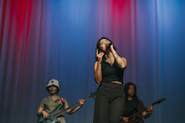 jeune chanteur chinois d’origine asiatique et groupe live performance de groupe multiracial sur scène - concert photos et images de collection