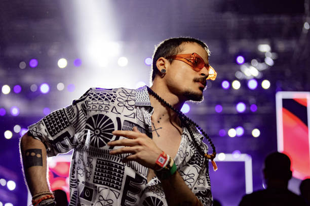 jeune homme hipster dansant lors d’un concert de musique nocturne. - concert photos et images de collection