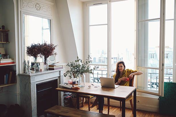 jeune travailleur indépendant femme se détendant dans son appartement parisien - home decoration photos et images de collection
