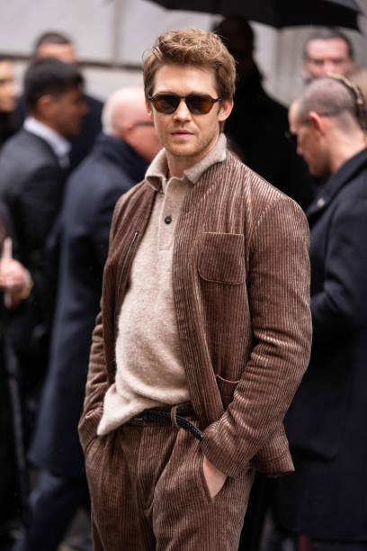 Joe Alwyn arrives at the Giorgio Armani fashion show during the Milan Menswear Fall/Winter 2025 - 2026 Fashion Week on January 20, 2025 in Milan,...