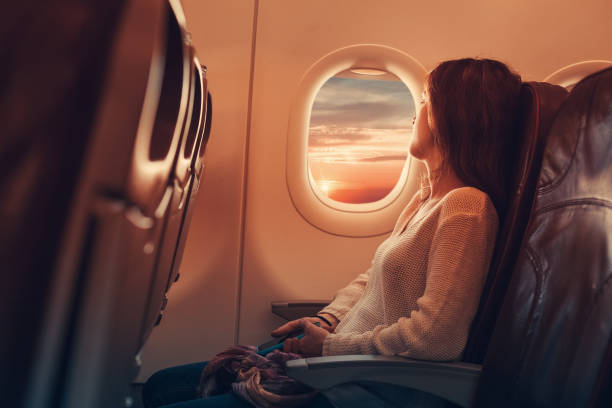 jonge vrouw die naar frankrijk vliegen - travel stockfoto's en -beelden