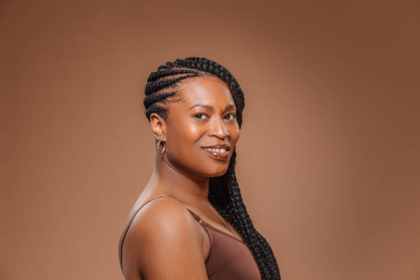 joven negra en el estudio como ejemplo de diversidad y cuidado saludable de la piel - hairstyle fotografías e imágenes de stock