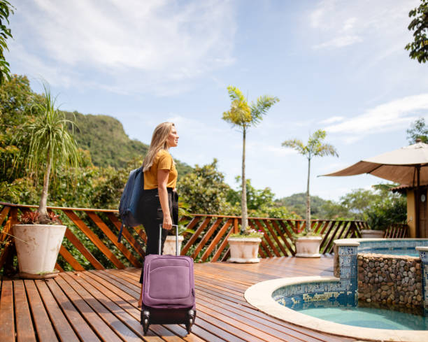 junge frau ankunft in einem tropischen resort für ihren urlaub - travel stock-fotos und bilder