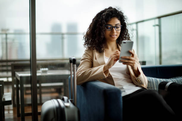 junge geschäftsfrau mit handy - travel stock-fotos und bilder