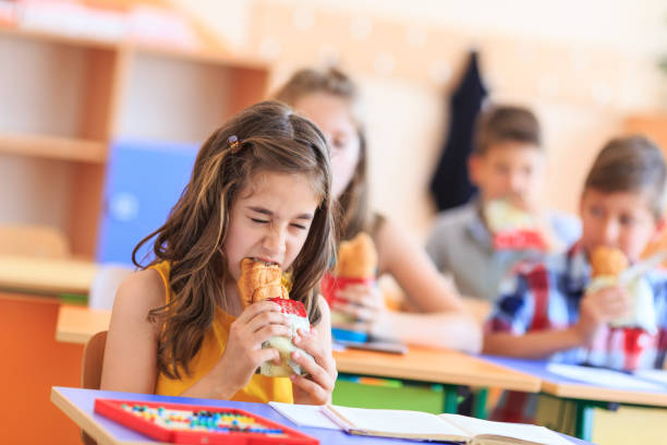 junk food in school - junk food stockfoto's en -beelden