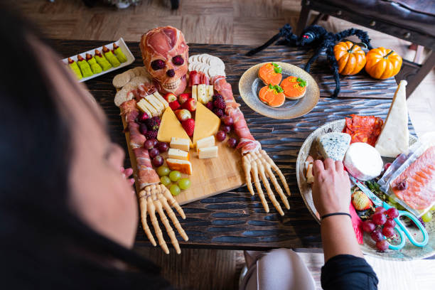 köchin bereitet ein leckeres käsebrett für halloween zu - food stock-fotos und bilder