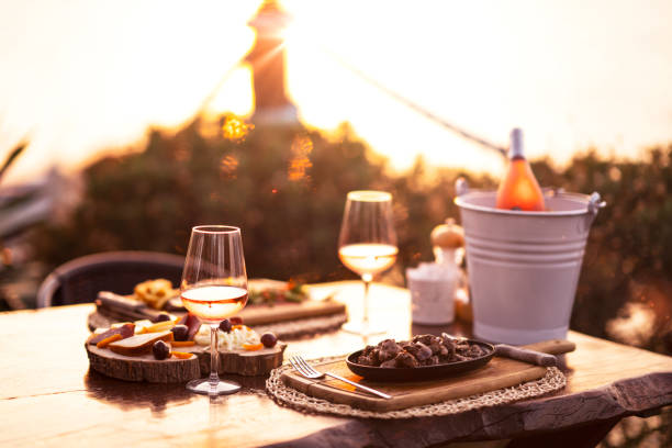 käse und weinplatte - food stock-fotos und bilder