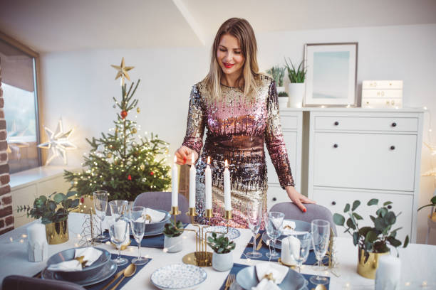kerstdiner voorbereiden - home decoration stockfoto's en -beelden