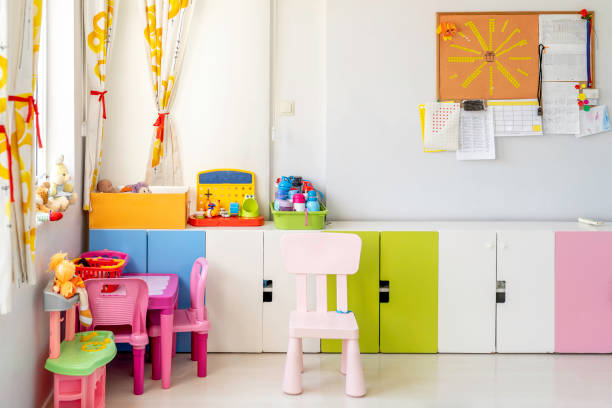 kindergarten classroom with table and colorful chairs - home decoration stockfoto's en -beelden