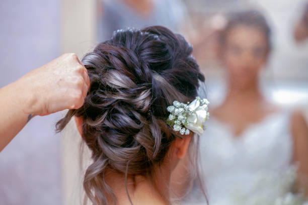 klaar voor de gelukkigste dag van haar leven - hairstyle stockfoto's en -beelden