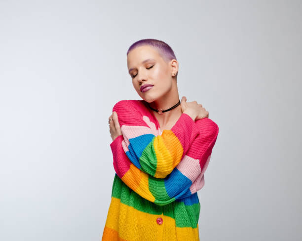kurzhaarige frau mit regenbogenpullover - fashion stock-fotos und bilder