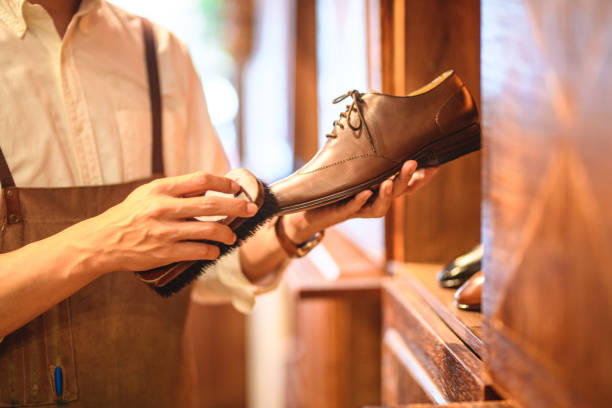 la marca de lujo lanza una nueva colección de zapatos de cuero hechos a mano - fashion fotografías e imágenes de stock