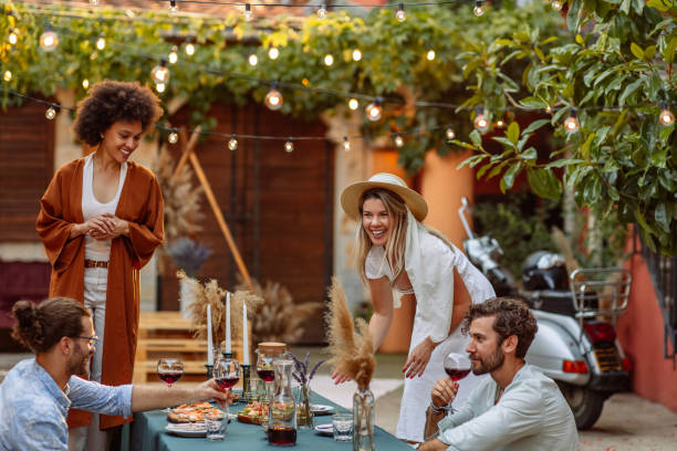 la nourriture et le vin rassemblent les gens - garden decoration photos et images de collection