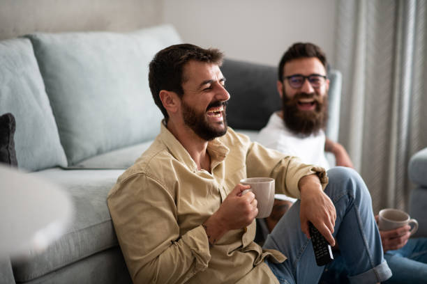 lachen met je vriend - coffee stockfoto's en -beelden