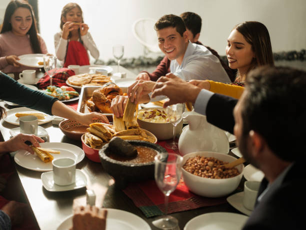leuke familie eten mexicaans eten samen voor kerstmis - food stockfoto's en -beelden
