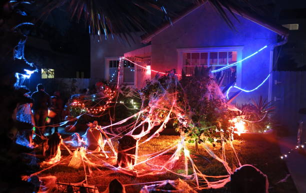 los angeles 1920'ies 'spanish style' home at halloween - garden decoration stock pictures, royalty-free photos & images