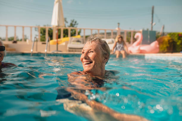 ältere frau genießen sommerurlaub - travel stock-fotos und bilder