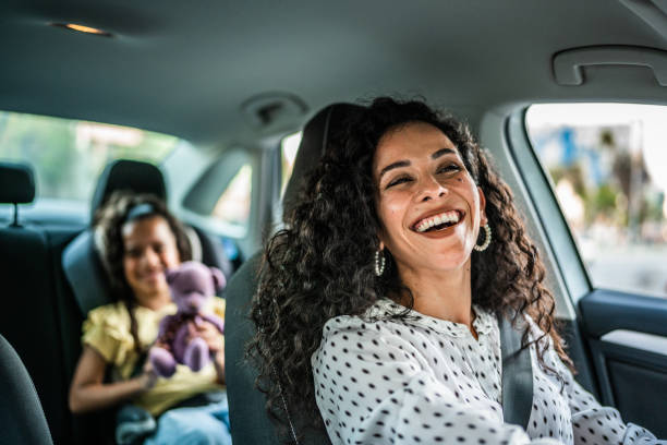 mère et fille discutant en voiture - travel photos et images de collection