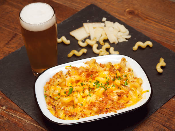 mac & cheese with beer - junk food stock pictures, royalty-free photos & images