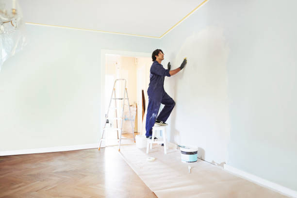 man applying plaster on wall of room - home decoration stockfoto's en -beelden