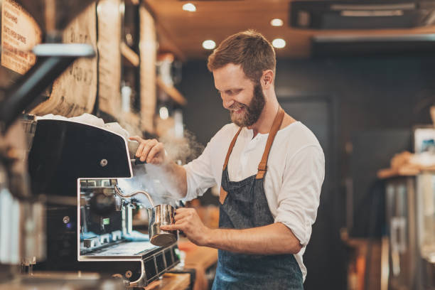 mannelijke barista cappuccino maken - coffee stockfoto's en -beelden