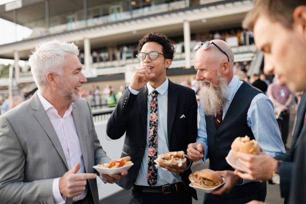 mannen met plezier over een hamburger en chips - junk food stockfoto's en -beelden