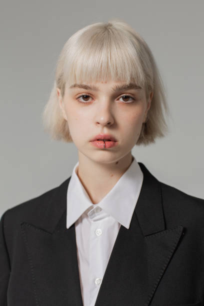 modelo de moda en estudio. cabello rubio. - hairstyle fotografías e imágenes de stock