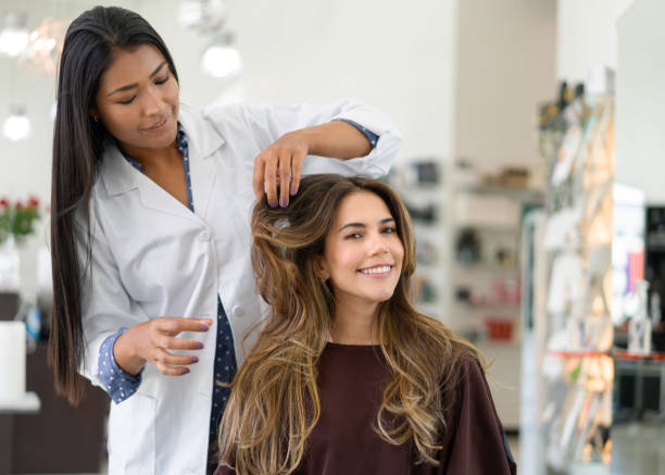 mujer en la peluquería hablando con el peluquero sobre un nuevo peinado - hairstyle fotografías e imágenes de stock