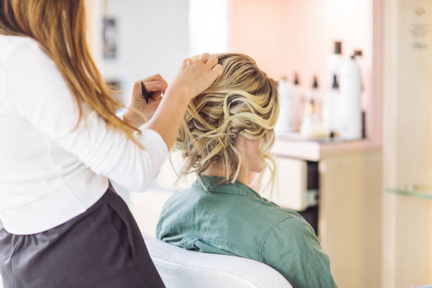 mujer en peluquería - hairstyle fotografías e imágenes de stock
