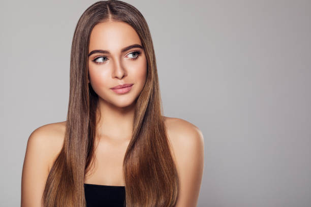 mujer joven con hermoso peinado marrón - hairstyle fotografías e imágenes de stock