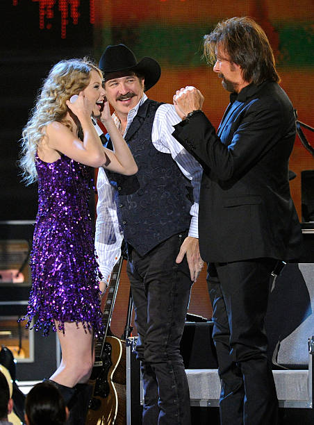 Musicians Taylor Swift, Kix Brooks and Ronnie Dunn of the band Brooks & Dunn onstage during Brooks & Dunn's The Last Rodeo Show at MGM Grand Garden...