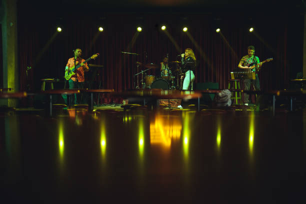 musiciens sur scène - concert photos et images de collection