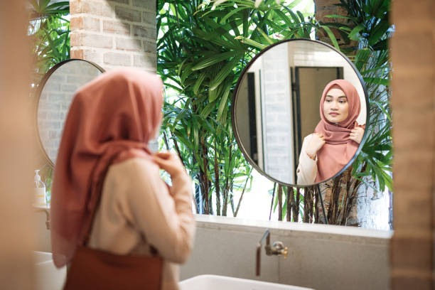 muslimische frau mit befestigung hijab in toilette - fashion stock-fotos und bilder