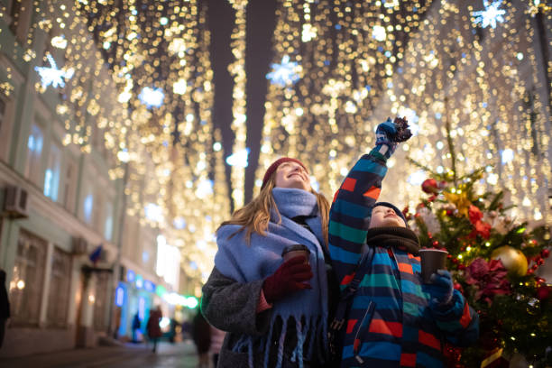 mutter und sohn auf einem weihnachtsmarkt - travel stock-fotos und bilder