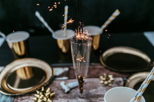 new years eve table with sparky lights - home decoration stockfoto's en -beelden