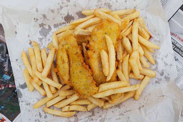 new zealand, fish and chips dish, traditionally served on parchment paper - junk food stockfoto's en -beelden