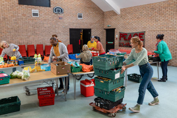 ocupado en el banco de alimentos - food fotografías e imágenes de stock