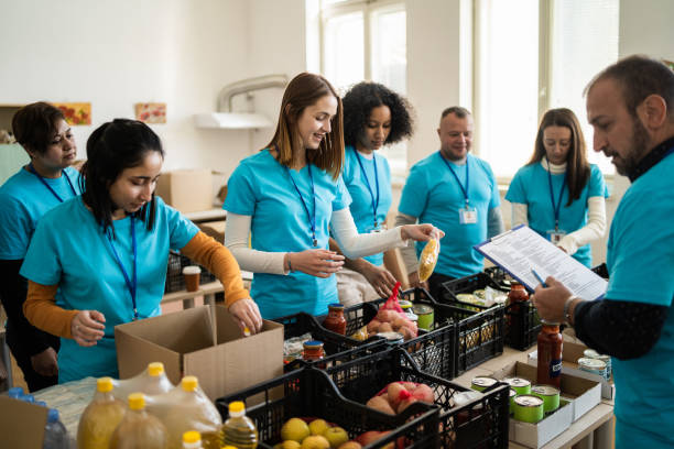 organiser les dons alimentaires - food photos et images de collection
