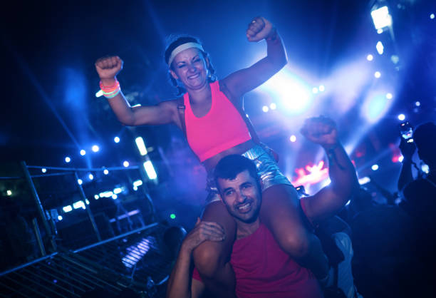 paar, das spaß beim musikfestival / konzert hat - concert stock-fotos und bilder