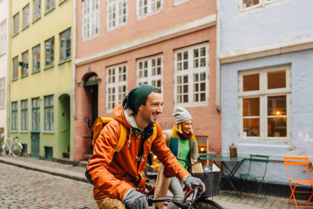 paar genießt die stadtfahrt - travel stock-fotos und bilder
