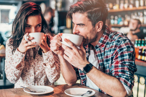 paar ontspannen in een cafe - coffee stockfoto's en -beelden