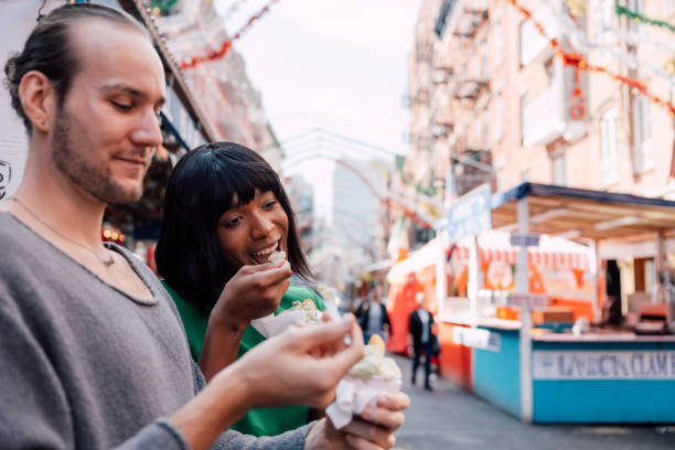 pareja transgénero comiendo un helado en nueva york little italy - food fotografías e imágenes de stock