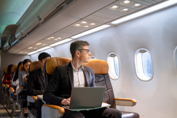 passagiere sitzen im verkehrsflugzeug. - travel stock-fotos und bilder