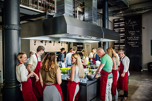 people in a cooking class enjoying their time - food stockfoto's en -beelden