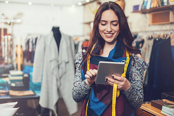 petites affaires avec tablette numérique de propriétaire - fashion photos et images de collection