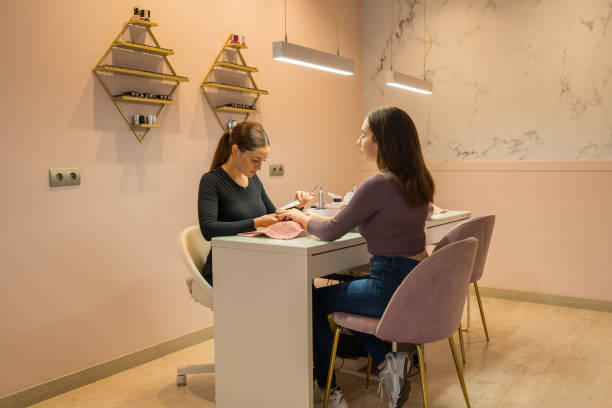 plano general de una mujer en un salón de manicura - nails art stock pictures, royalty-free photos & images