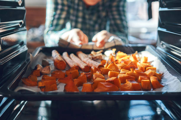 pompoenen in de oven roosteren - food stockfoto's en -beelden