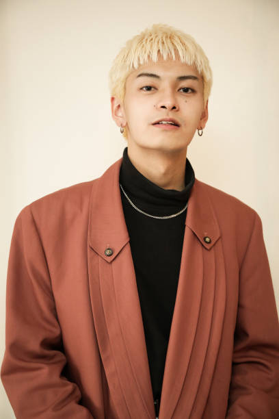 portrait de jeune blond asiatique - fashion photos et images de collection