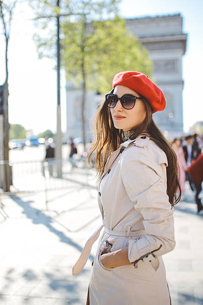 portrait de jeune femme marche dans paris touristiques - fashion photos et images de collection