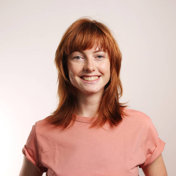 portrait of a beautiful red hair mid adult woman - studio photo - hairstyle fotografías e imágenes de stock